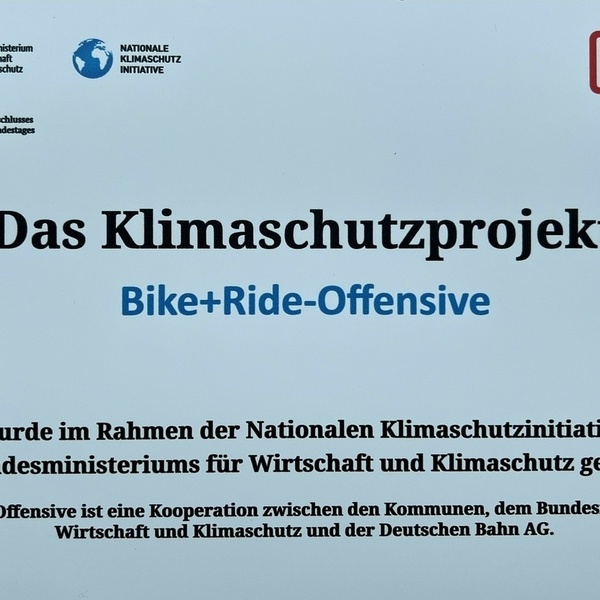 Die neue Fahrradabstellanlage am Bahnhof ist ein Projekt der Gemeinde Denzlingen in Koordination mit dem Klimaschutzprojekt Bike+Ride-Offensive der Deutschen Bahn und wurde gefrdert durch die Zukunft Umwelt Gesellschaft gGmbH.