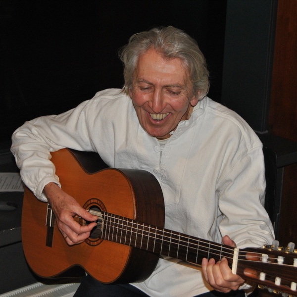 Peter Weyrich sorgte fr stimmungsvolle Gitarrenklnge an Heiligabend in Gemeinschaft im Kultur & Brgerhaus. Foto: Gemeinde Denzlingen.