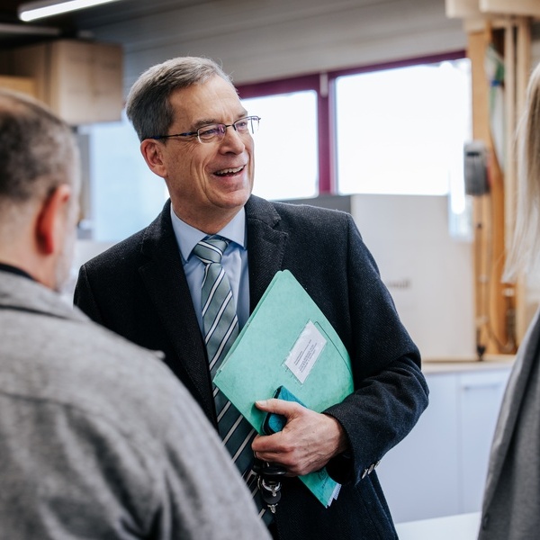 Landrat Hanno Hurth - Bild: Die Kiefer & Sohn GmbH aus Denzlingen ist "Handwerksunternehmen des Jahres 2025" im Landkreis Emmendingen Foto: HWK FR/Felix Risch